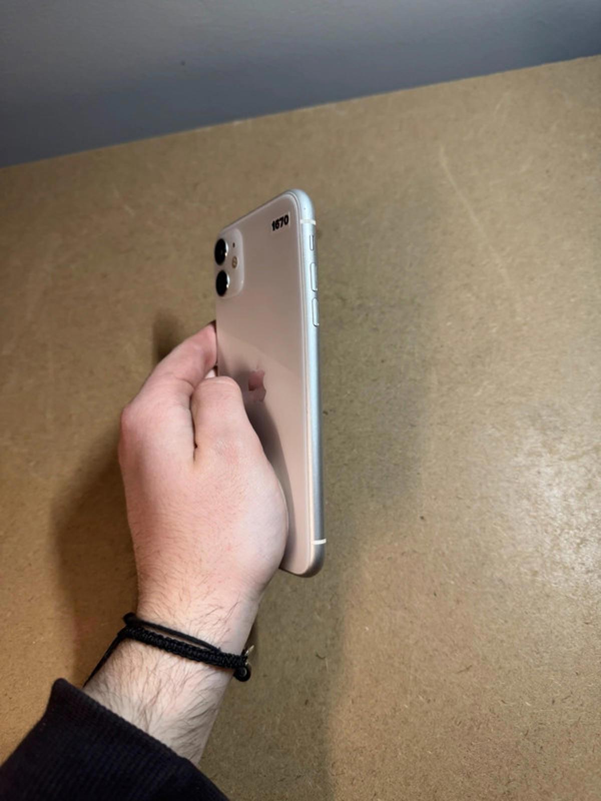 Apple iPhone 11 - 64gb - white - unlocked IOS 15.3.1