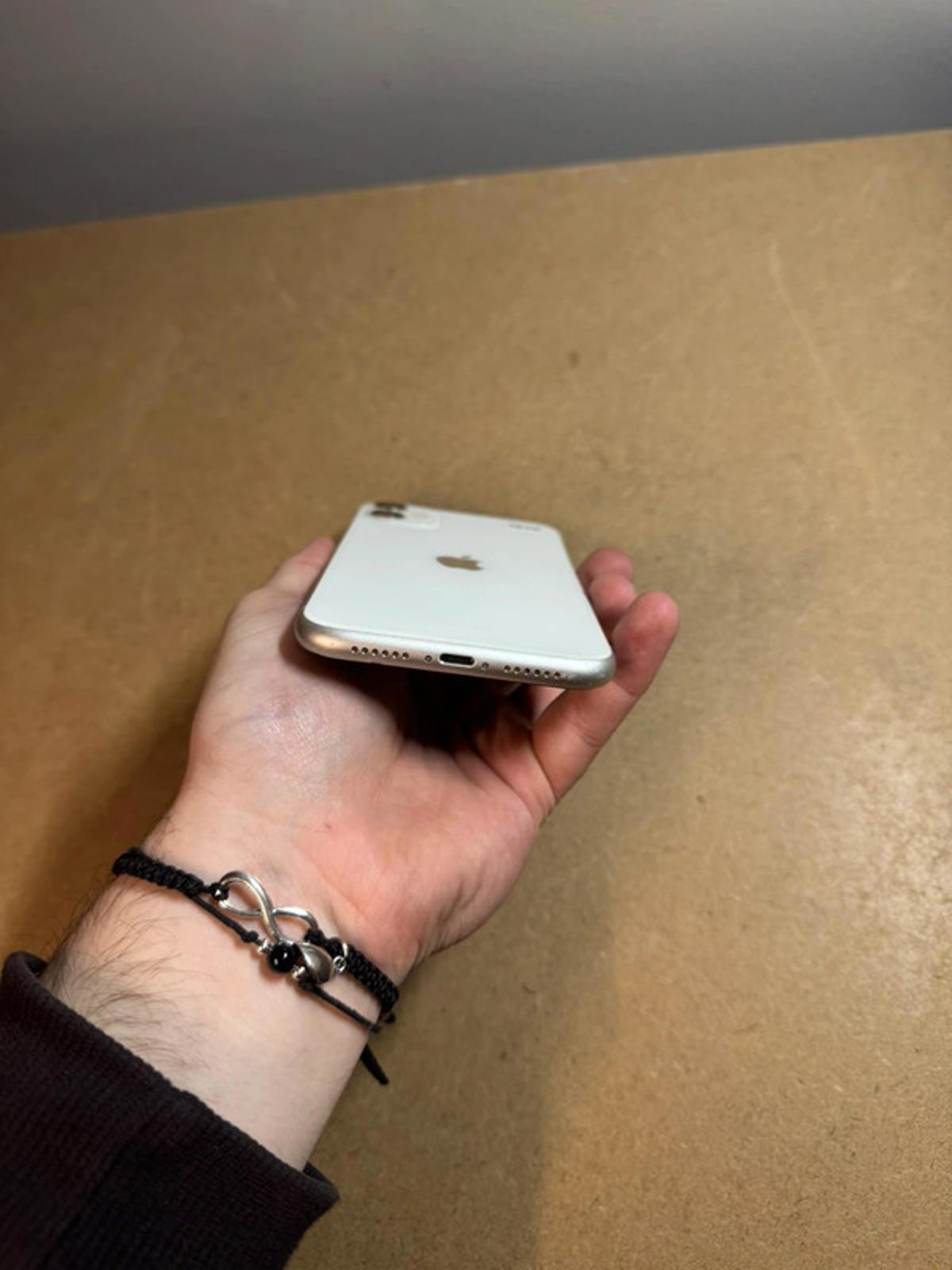 Apple iPhone 11 - 64gb - white - unlocked IOS 15.3.1