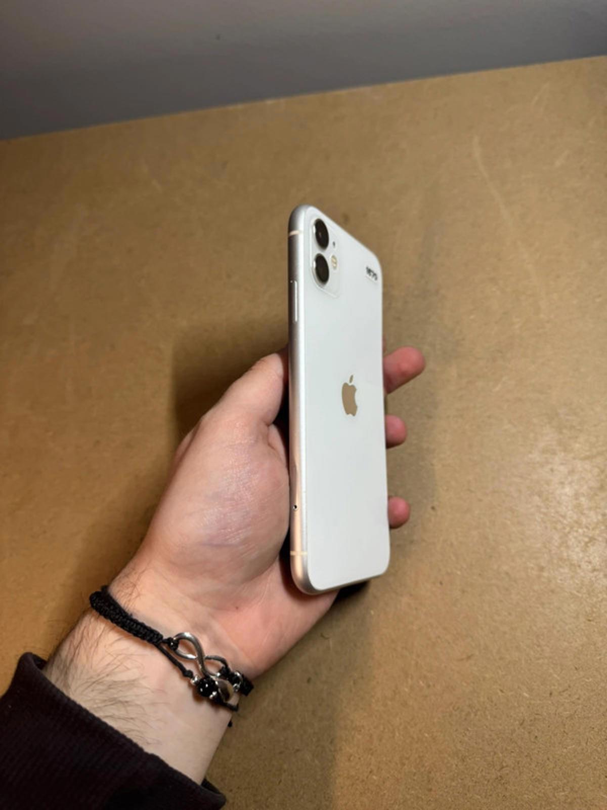 Apple iPhone 11 - 64gb - white - unlocked IOS 15.3.1