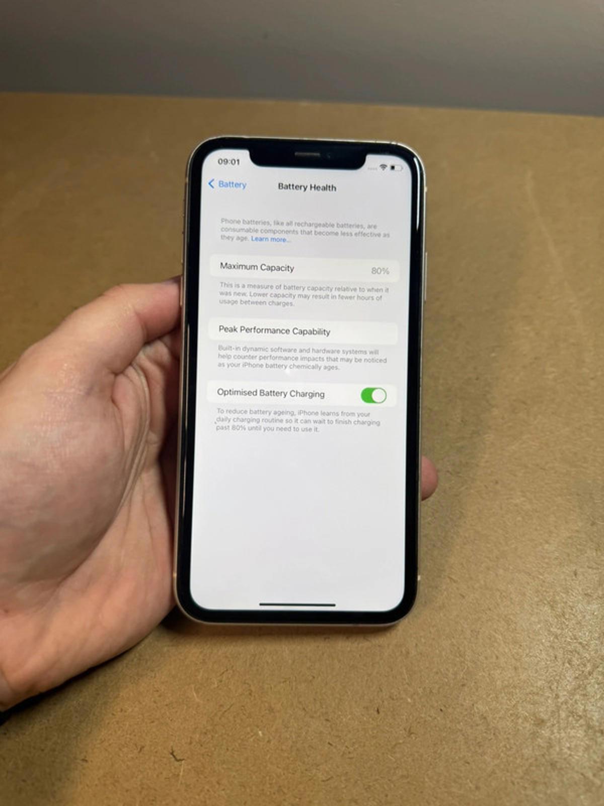 Apple iPhone 11 - 64gb - white - unlocked IOS 15.3.1