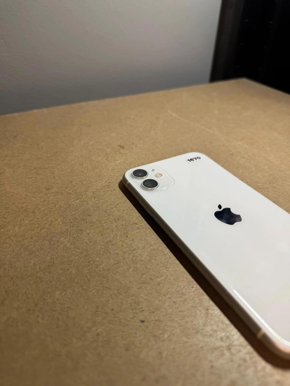 Apple iPhone 11 - 64gb - white - unlocked IOS 15.3.1