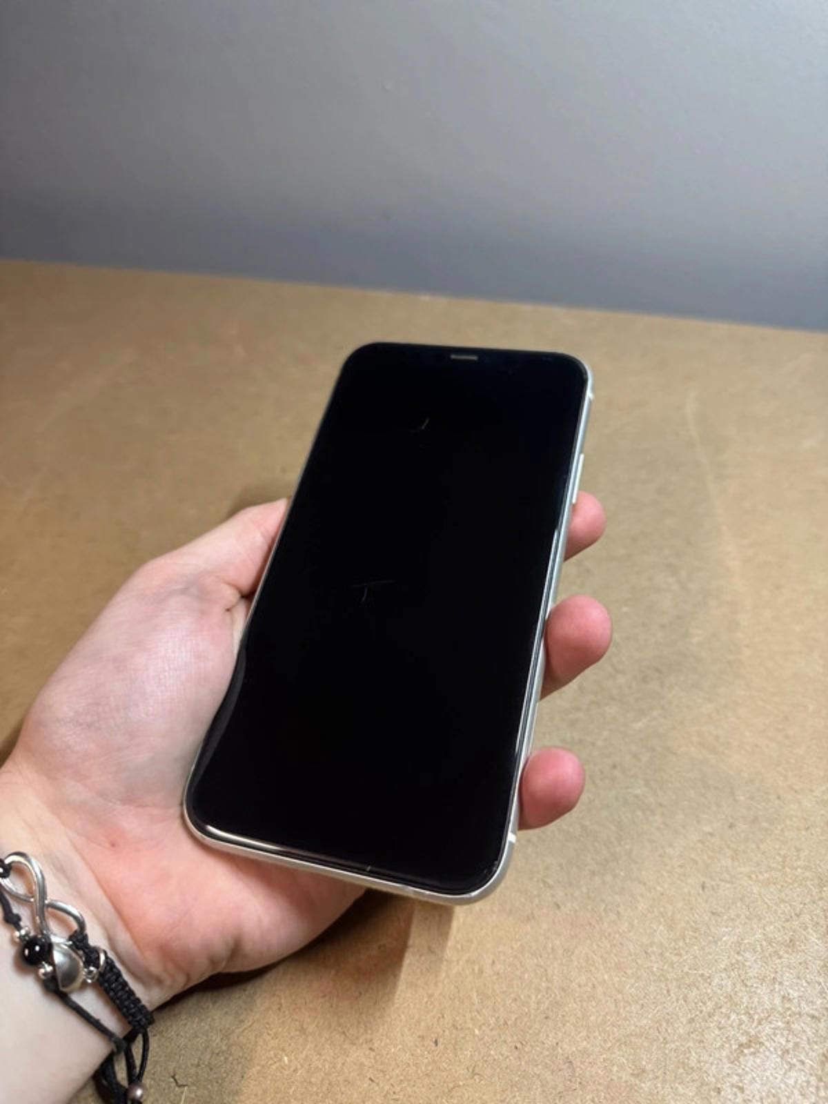 Apple iPhone 11 - 64gb - white - unlocked IOS 15.3.1