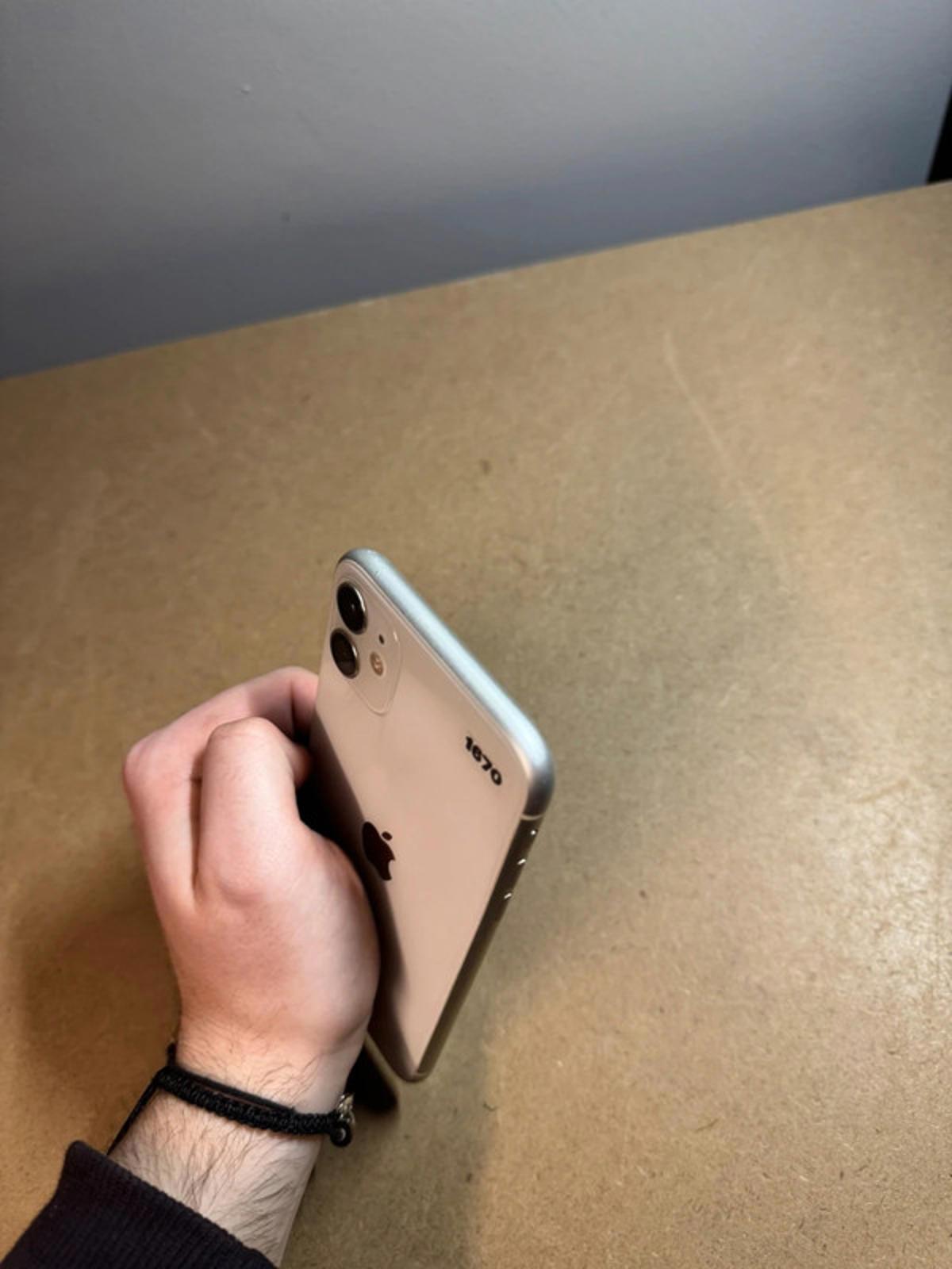 Apple iPhone 11 - 64gb - white - unlocked IOS 15.3.1