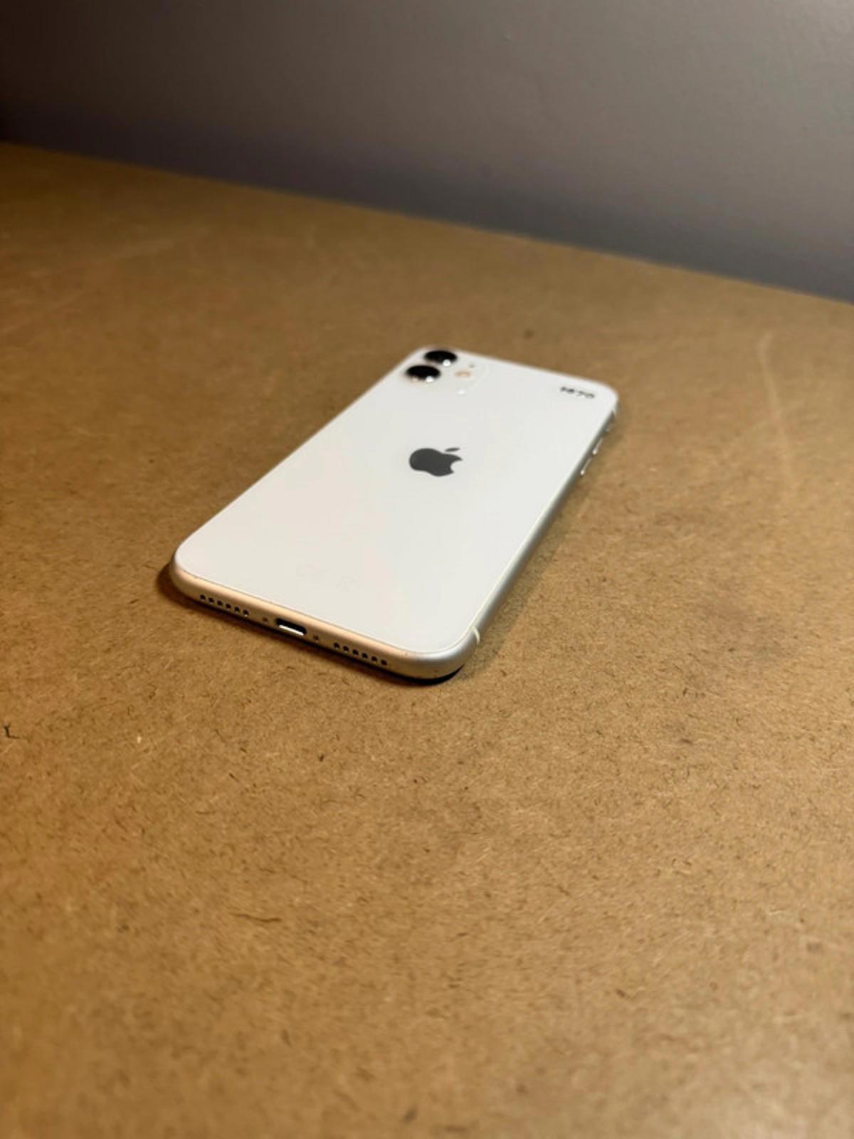 Apple iPhone 11 - 64gb - white - unlocked IOS 15.3.1