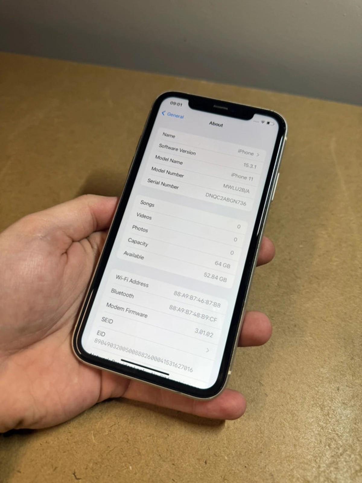 Apple iPhone 11 - 64gb - white - unlocked IOS 15.3.1